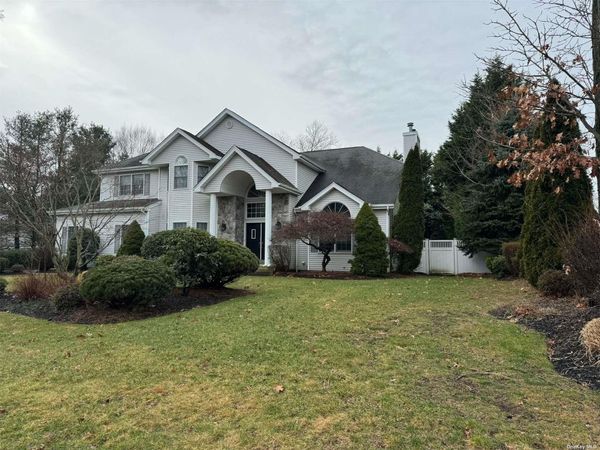 8 Park View Lane, Lake Grove, NY 11755