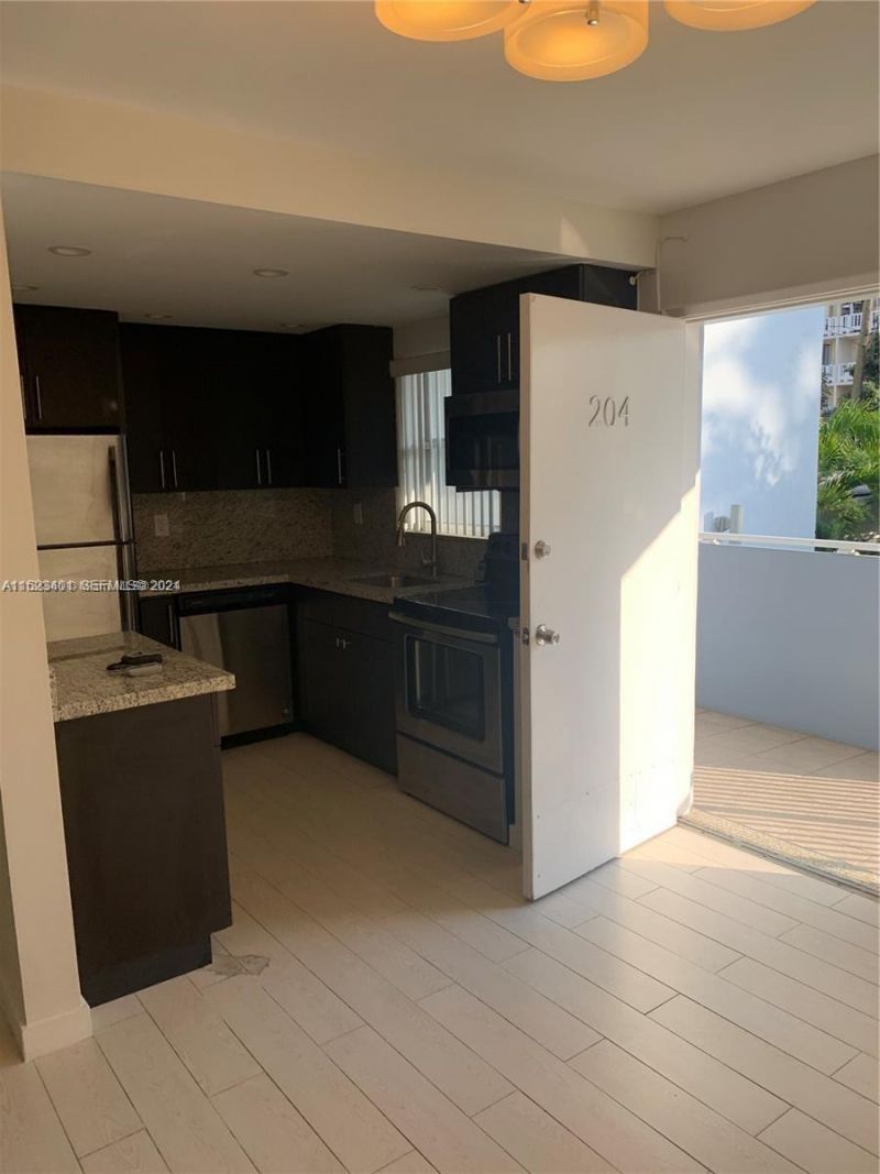 947 Lenox Ave, Unit 204, Miami Beach, FL 33139 Photo