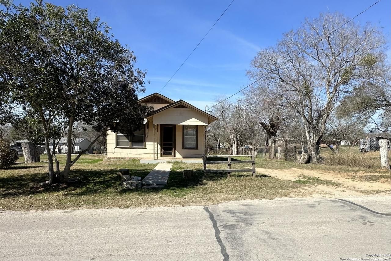 915 Standish St, Floresville, TX 78114 Main Photo