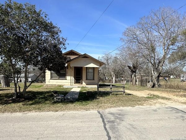 915 STANDISH ST, Floresville, TX 78114