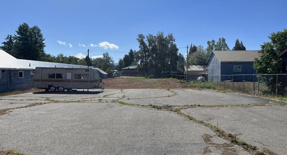 233 Main Street, Chester, CA 00000 Photo