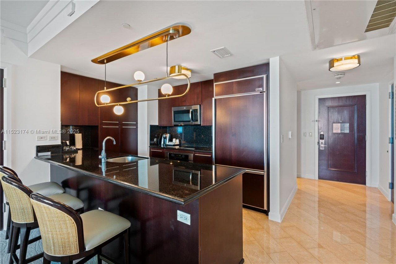 4391 Collins Av, Unit 1007, Miami Beach, FL 33140 Photo