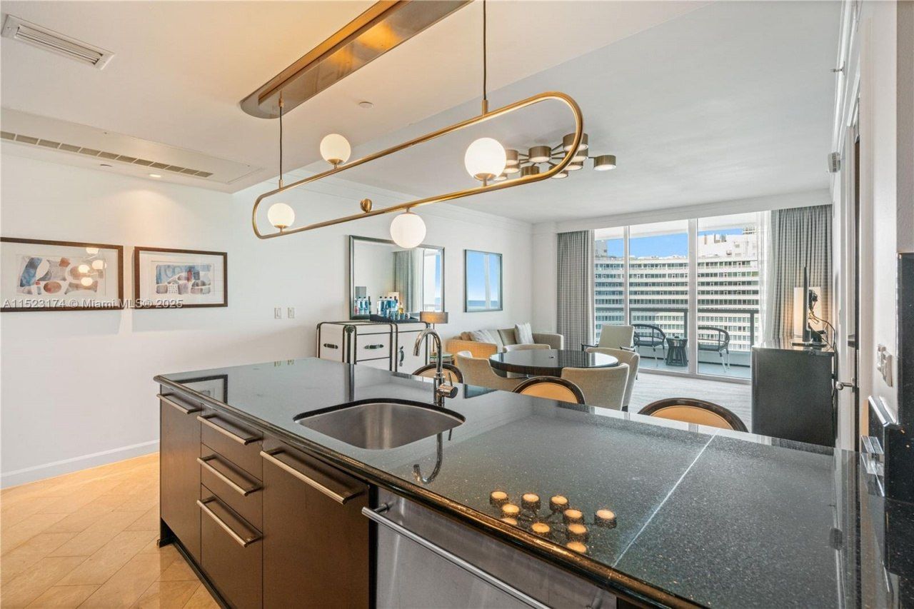 4391 Collins Av, Unit 1007, Miami Beach, FL 33140 Photo