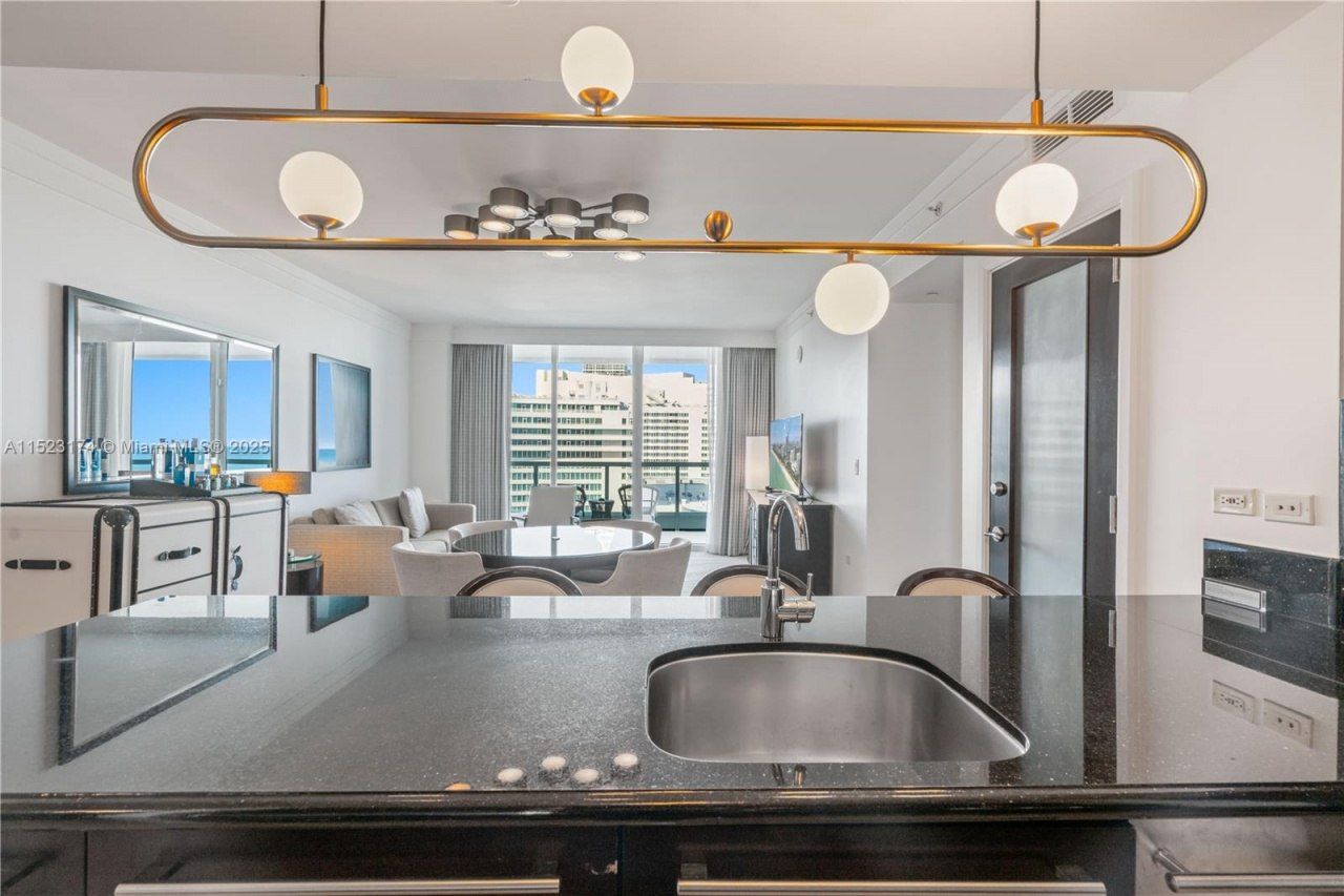 4391 Collins Av, Unit 1007, Miami Beach, FL 33140 Photo