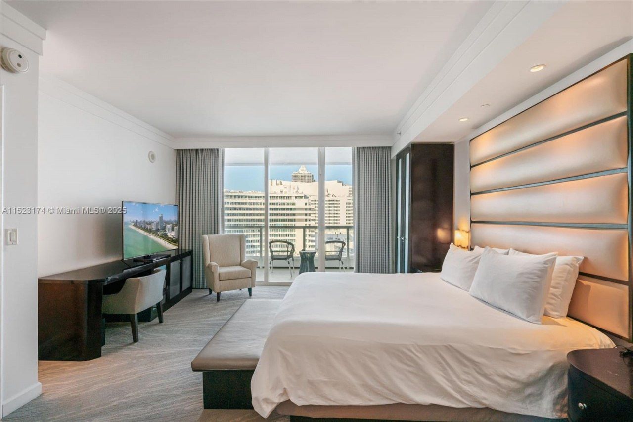 4391 Collins Av, Unit 1007, Miami Beach, FL 33140 Photo