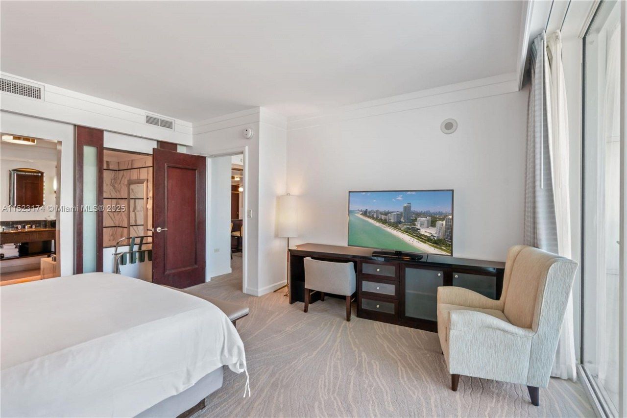 4391 Collins Av, Unit 1007, Miami Beach, FL 33140 Photo