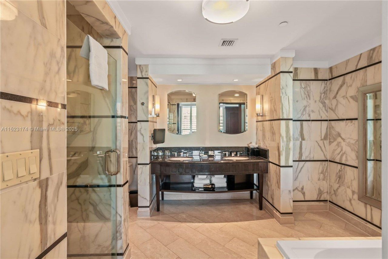 4391 Collins Av, Unit 1007, Miami Beach, FL 33140 Photo