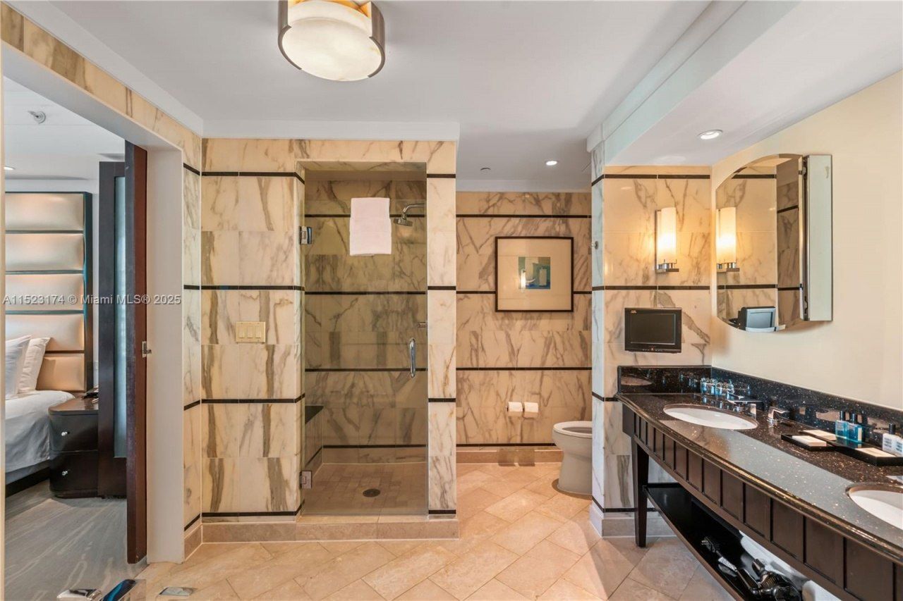 4391 Collins Av, Unit 1007, Miami Beach, FL 33140 Photo