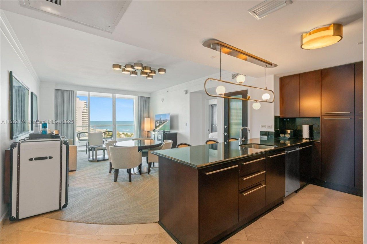 4391 Collins Av, Unit 1007, Miami Beach, FL 33140 Photo
