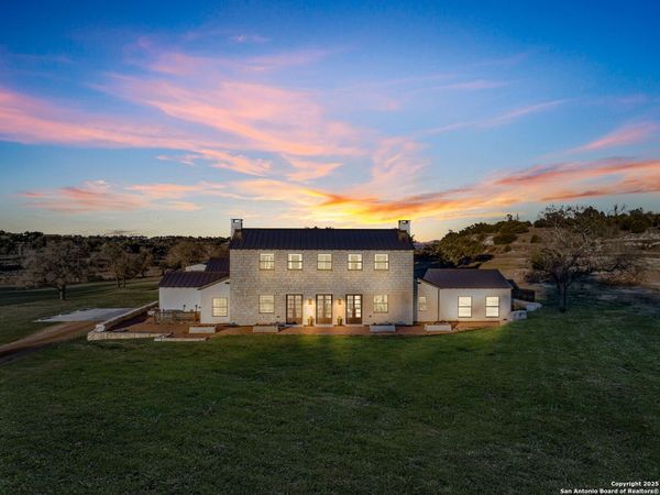 130 Overlook Dr, Fredericksburg, TX 78624