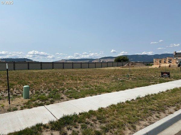 10806 Carrie WAY, Island City, OR 97850