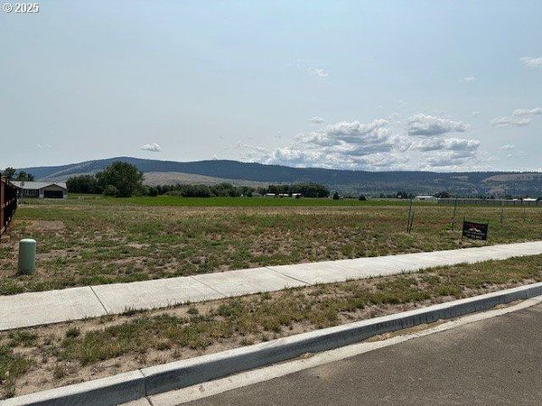 10603 Greg LN, Island City, OR 97850