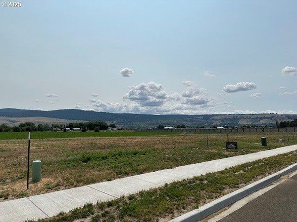 10701 Greg LN, Island City, OR 97850