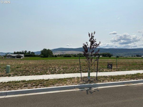 10605 Greg LN, Island City, OR 97850