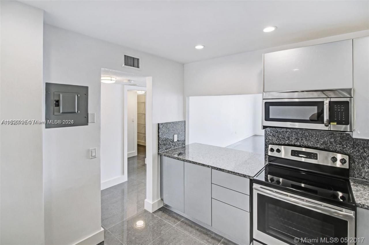 2801 NE 183rd St, Unit 2208W, Aventura, FL 33160 Photo