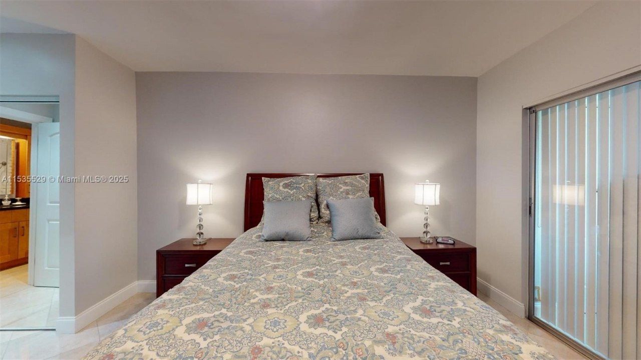 329 SE 3rd St, Unit 402P, Hallandale Beach, FL 33009 Photo