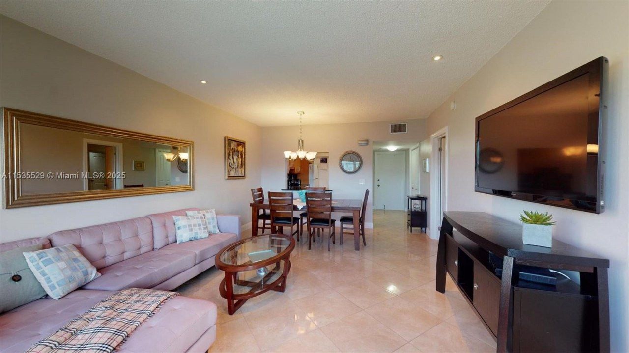 329 SE 3rd St, Unit 402P, Hallandale Beach, FL 33009 Photo