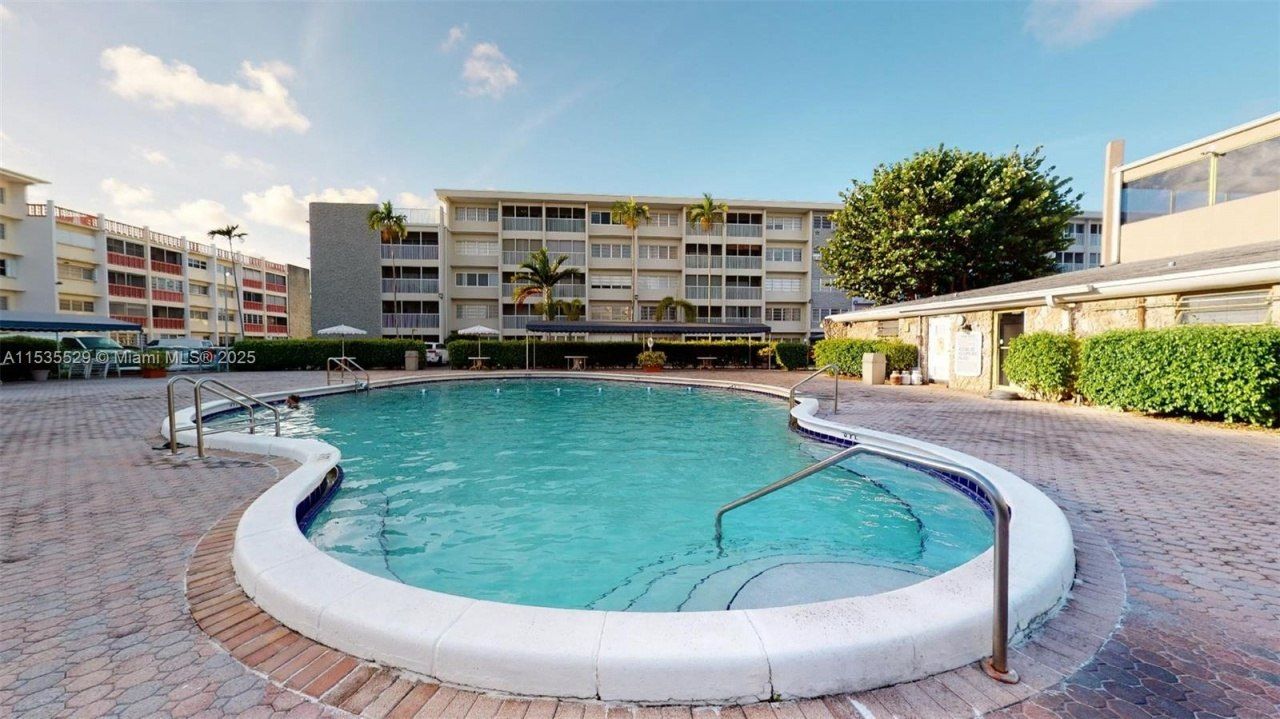 329 SE 3rd St, Unit 402P, Hallandale Beach, FL 33009 Photo