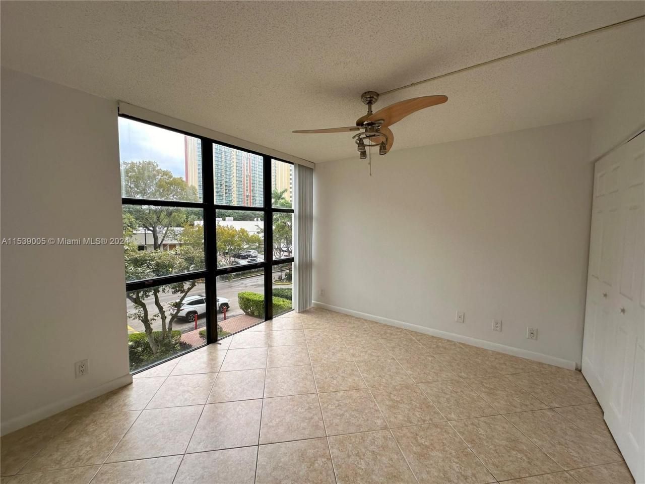 17021 N Bay Rd, Unit 320-4, Sunny Isles Beach, FL 33160 Photo