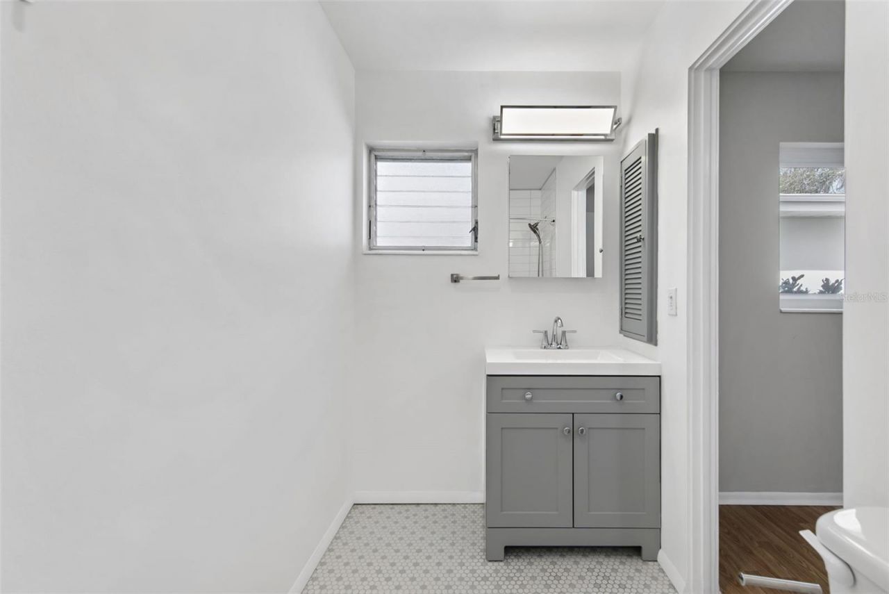 3915 Schwalbe Drive, Unit 128, Sarasota, FL 34235 Photo