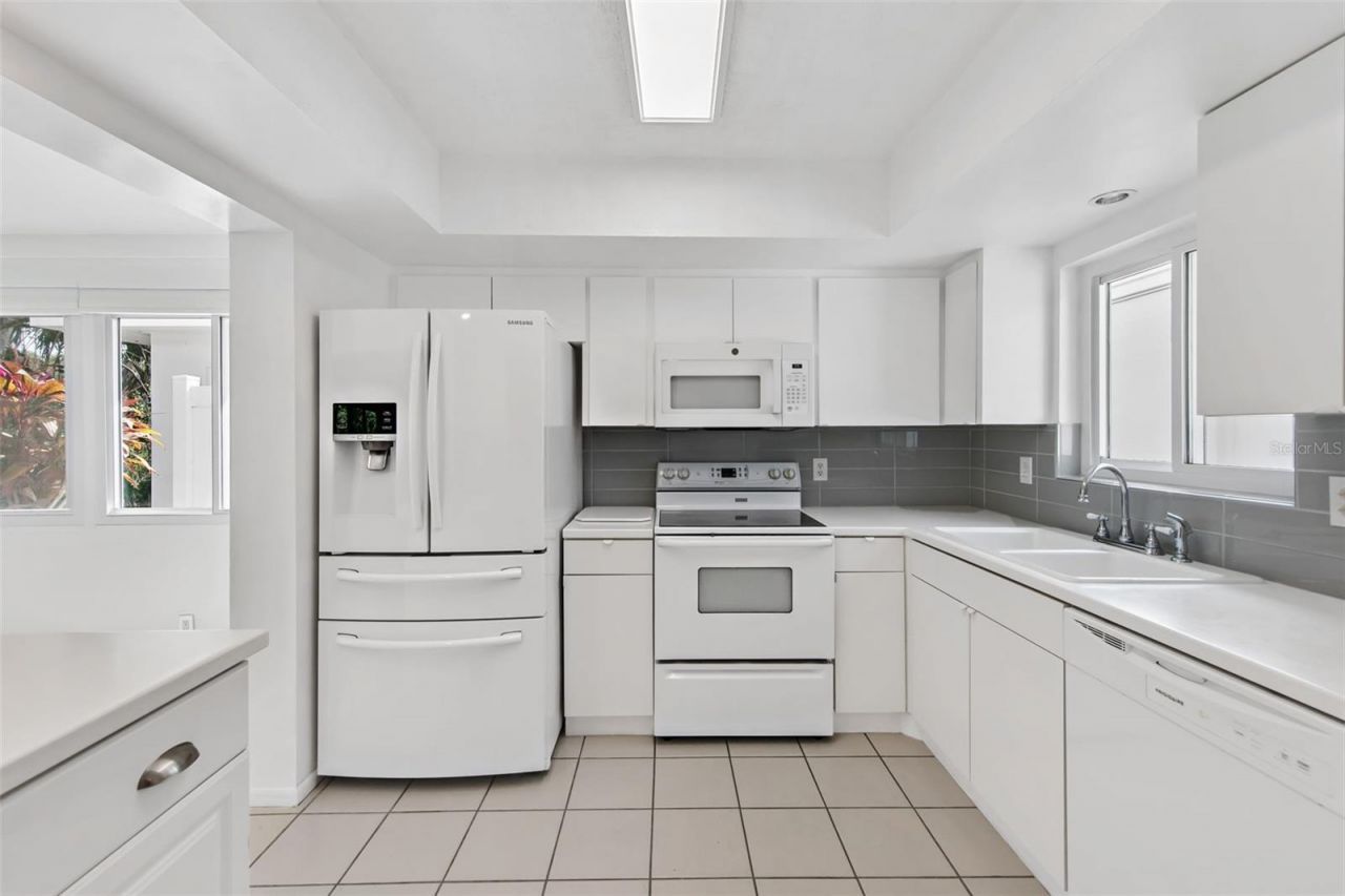 3915 Schwalbe Drive, Unit 128, Sarasota, FL 34235 Photo