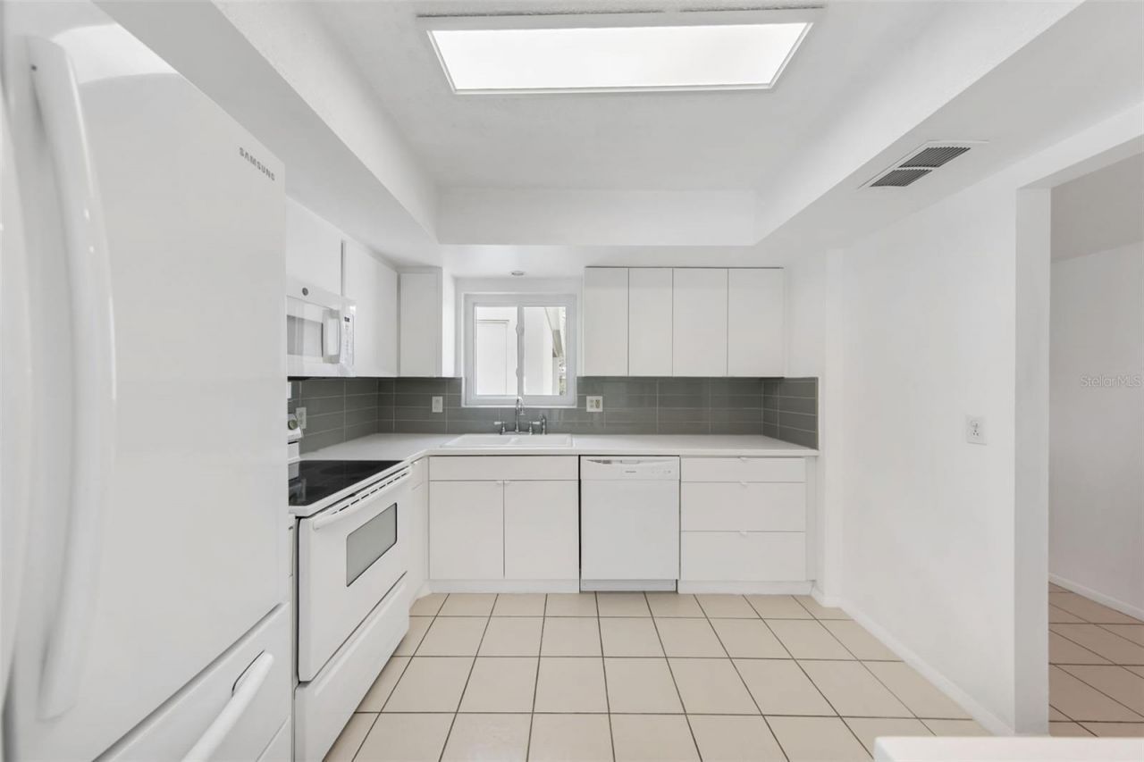 3915 Schwalbe Drive, Unit 128, Sarasota, FL 34235 Photo