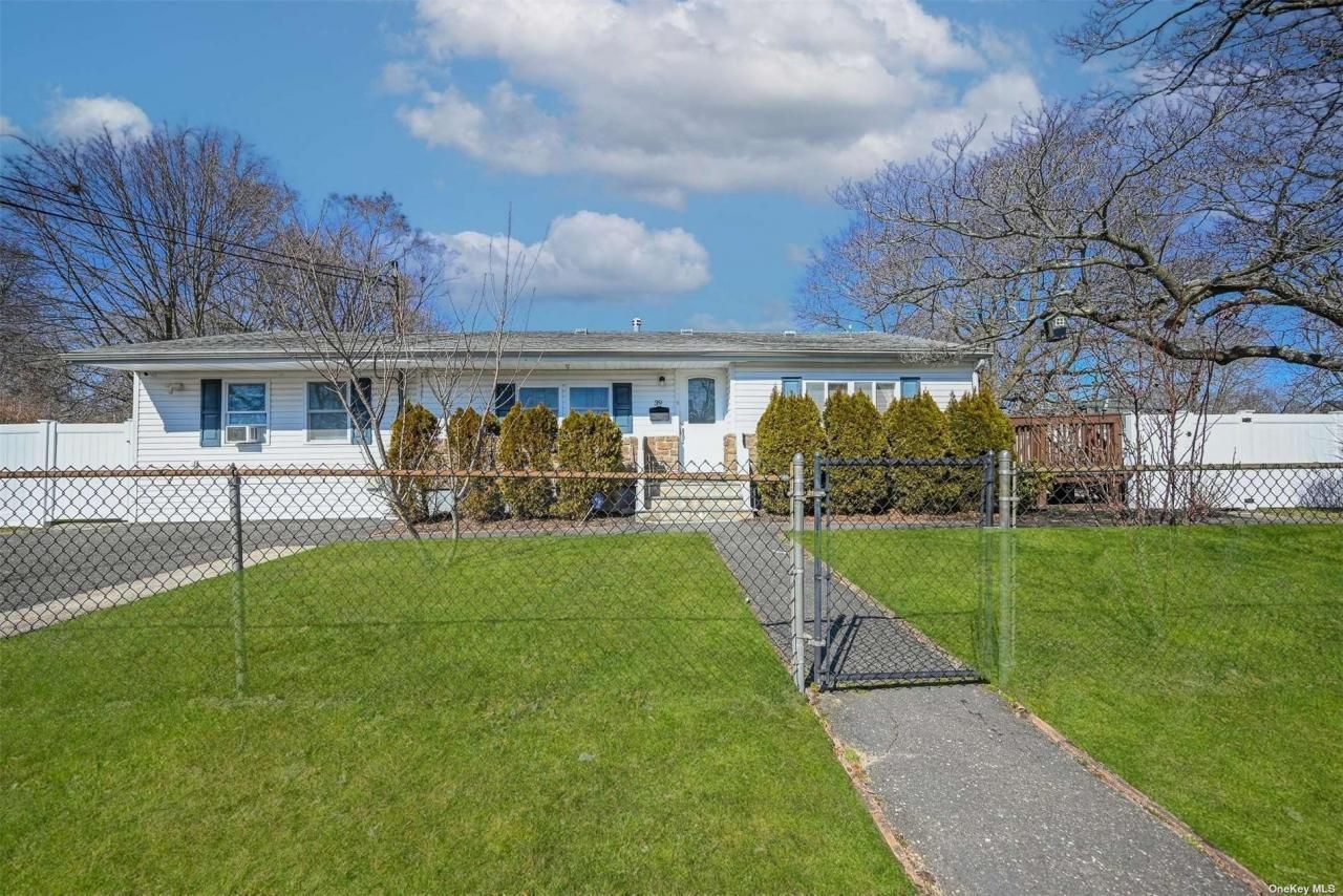 39 E Walnut Street, Central Islip, NY 11722 Main Photo