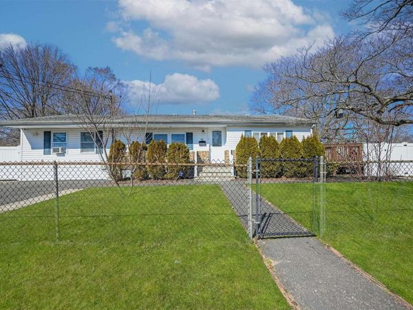 39 E Walnut Street, Central Islip, NY 11722