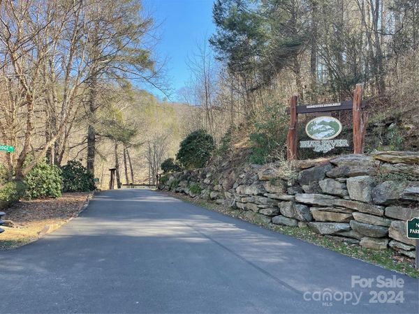 000 Bear River Lodge Trail, Marshall, NC 28753