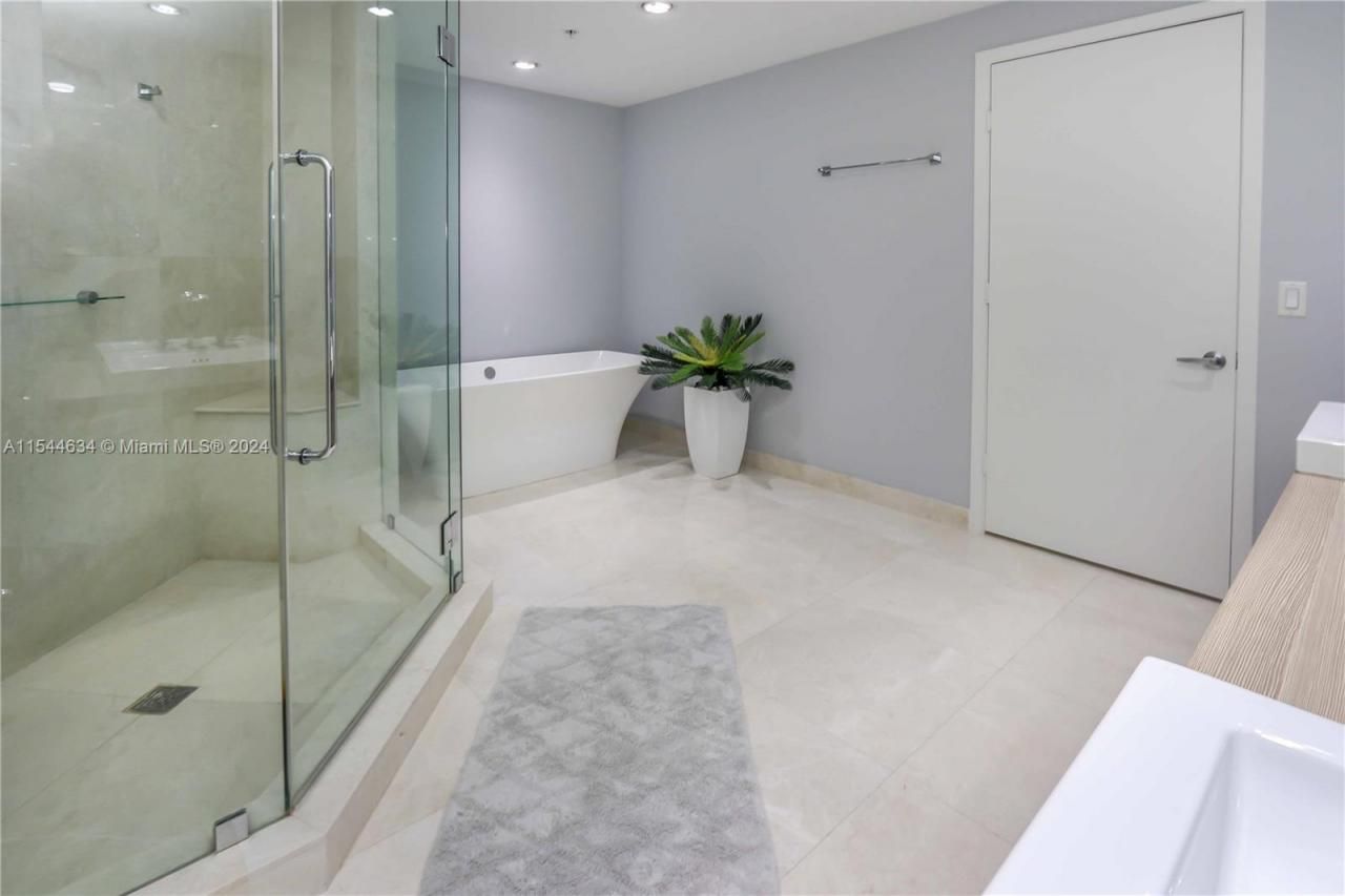 17301 Biscayne Blvd, Unit 1201, North Miami Beach, FL 33160 Photo