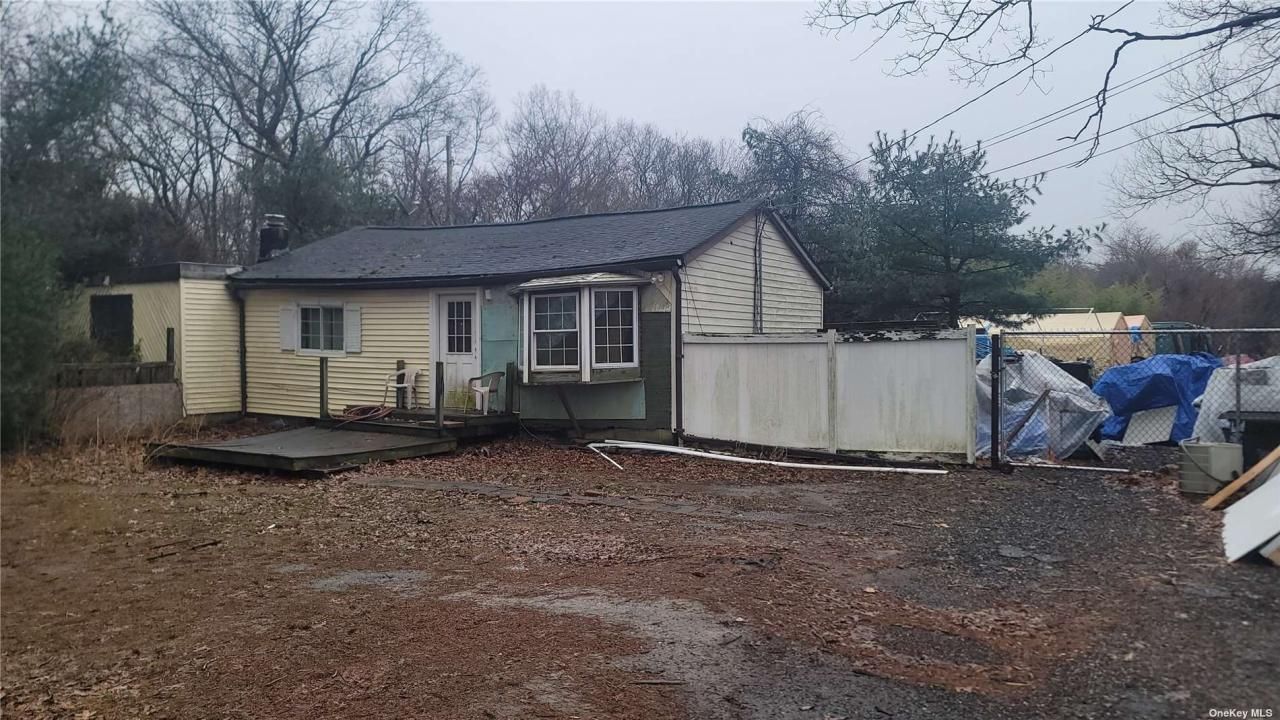 222 Country Road, Medford, NY 11763 Main Photo