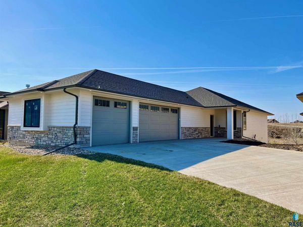 713 E 77th St, Sioux Falls, SD 57108