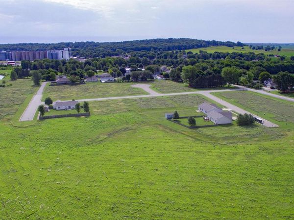 11-12 CHICORY Drive, Elkhart, IL 62634