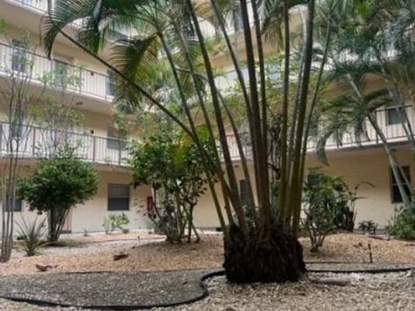 2871 Somerset Dr, Unit 218, Lauderdale Lakes, FL 33311