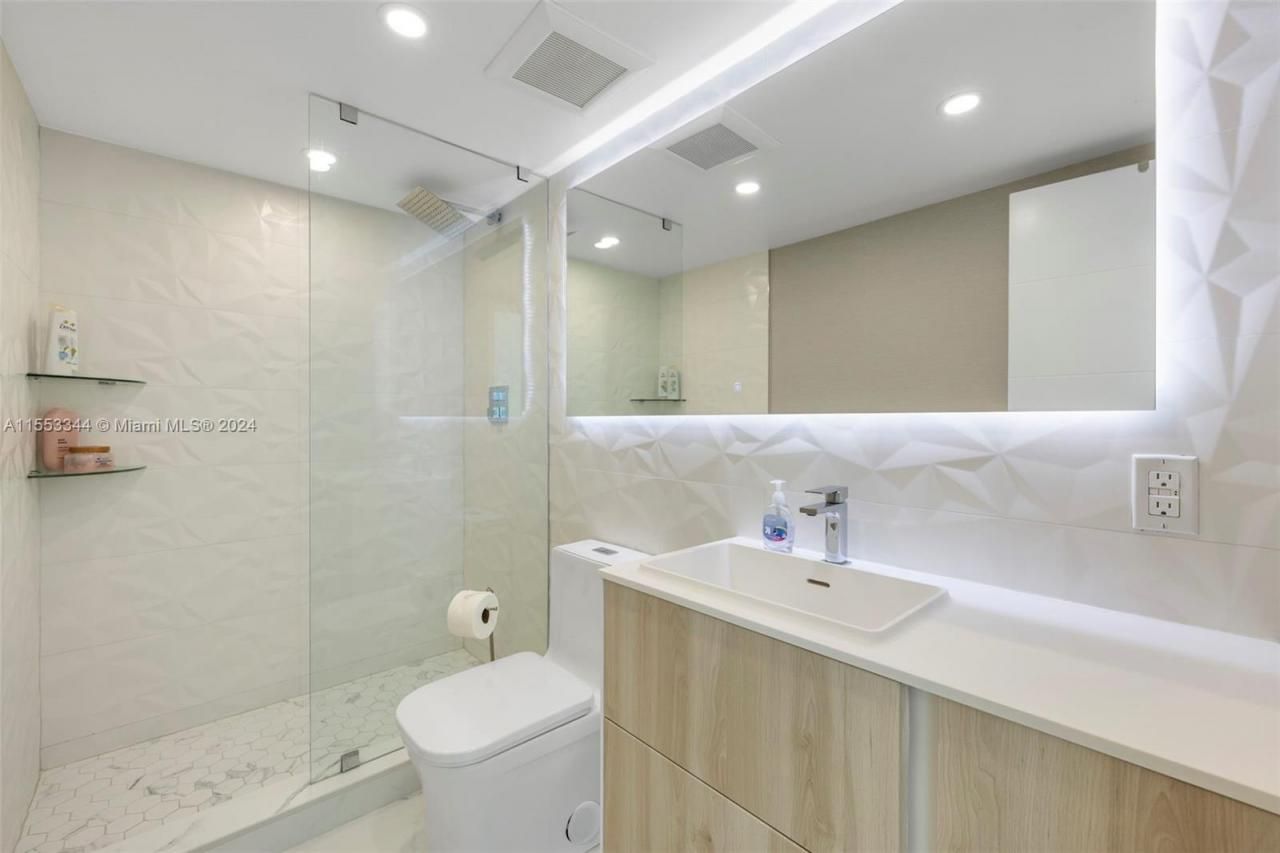 5151 Collins Ave, Unit 1527, Miami Beach, FL 33140 Photo