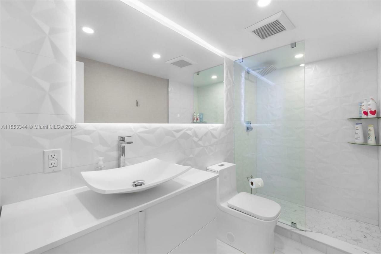 5151 Collins Ave, Unit 1527, Miami Beach, FL 33140 Photo