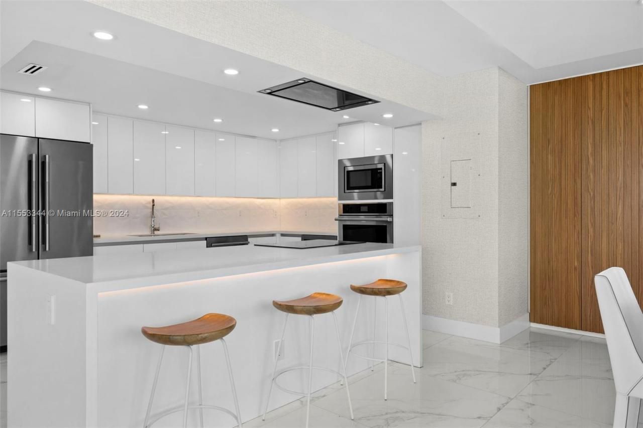 5151 Collins Ave, Unit 1527, Miami Beach, FL 33140 Photo