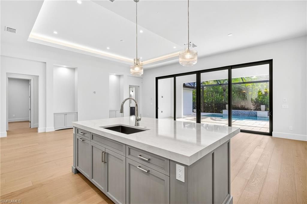 2032 Cambridge Park Dr, Naples, FL 34109 Photo