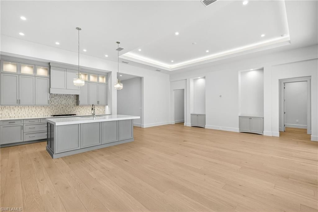 2032 Cambridge Park Dr, Naples, FL 34109 Photo