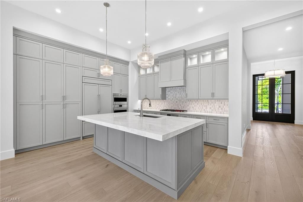 2032 Cambridge Park Dr, Naples, FL 34109 Photo