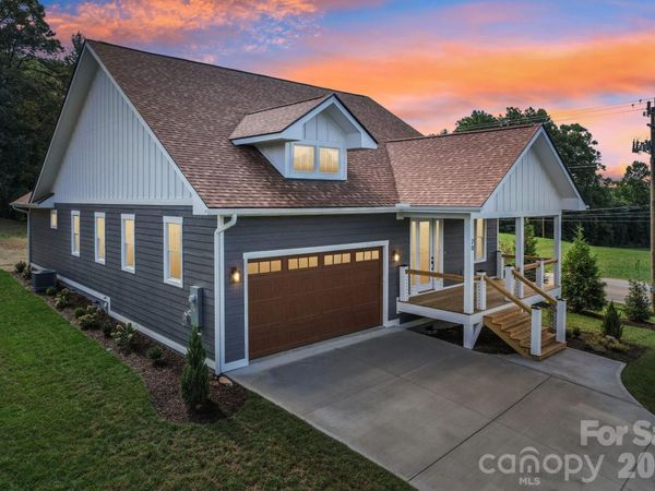 20 Maple Knoll Drive, Hendersonville, NC 28792