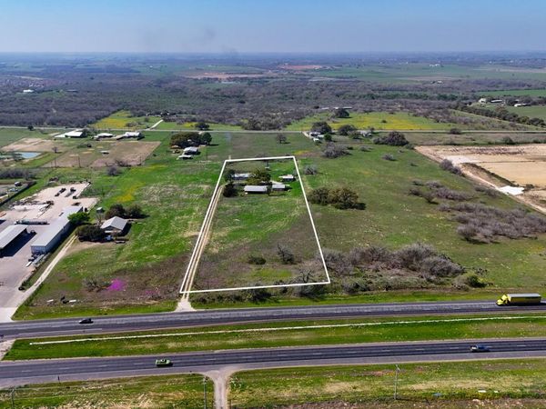 1221 US-181 N, Floresville, TX 78114