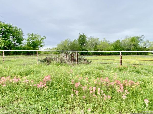 210 SHAMROCK DR, Floresville, TX 78114