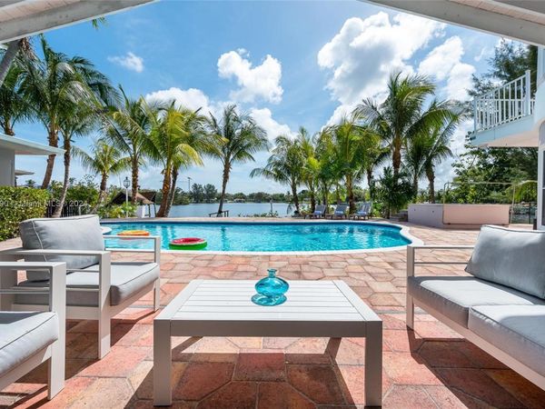 2500 NE 199th St, Miami, FL 33180