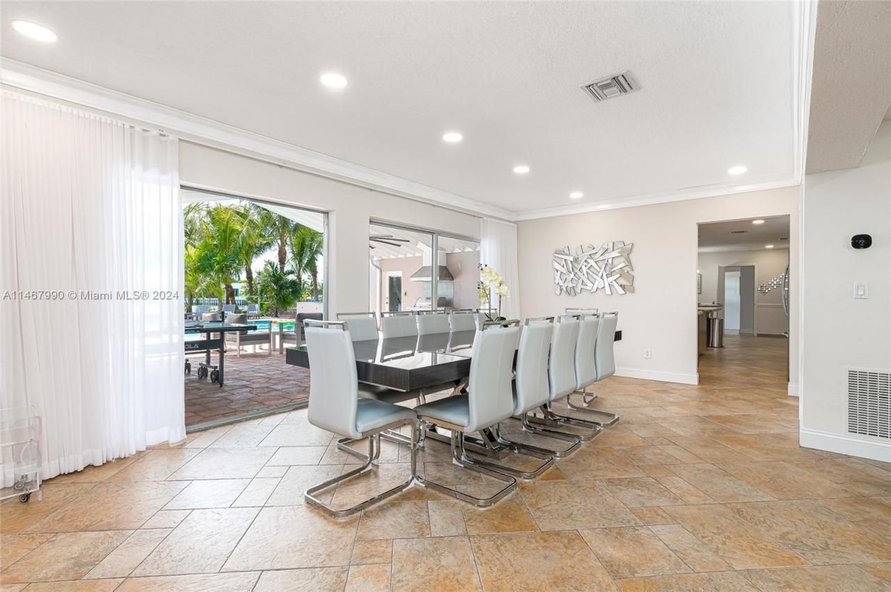 2500 NE 199th St, Miami, FL 33180 Photo