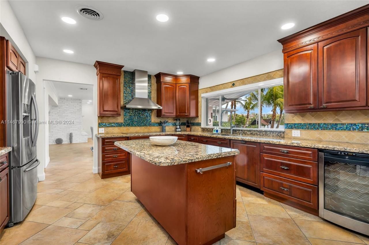 2500 NE 199th St, Miami, FL 33180 Photo