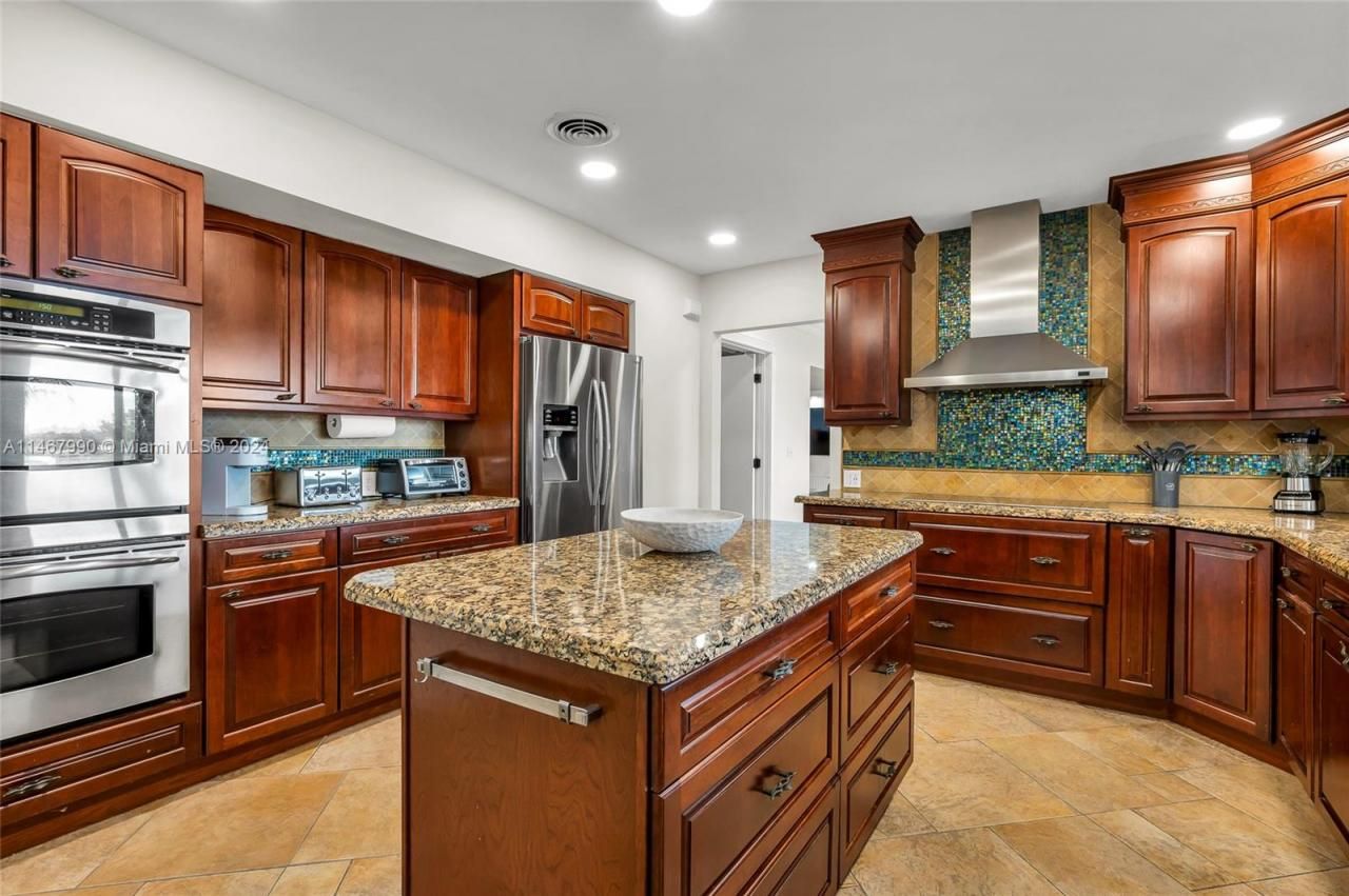 2500 NE 199th St, Miami, FL 33180 Photo