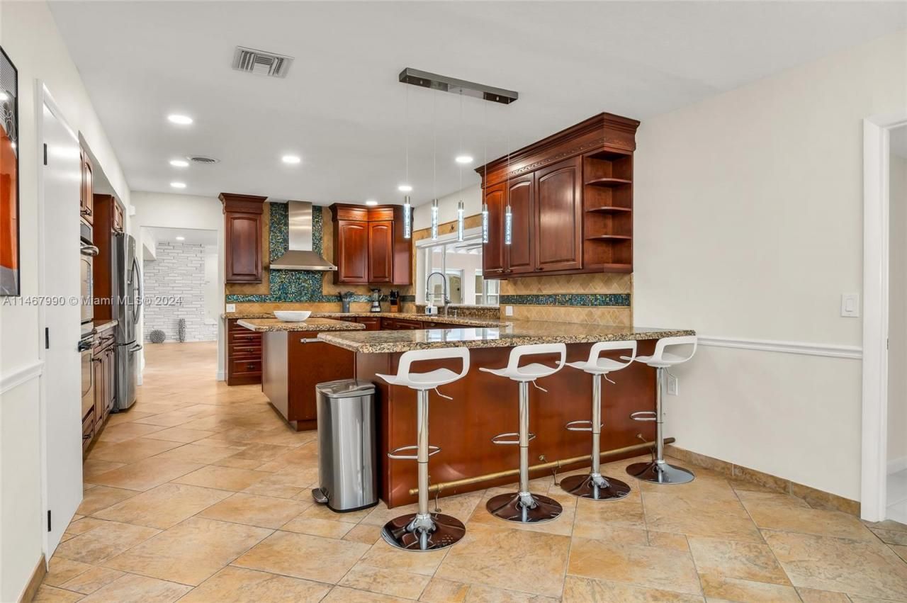 2500 NE 199th St, Miami, FL 33180 Photo