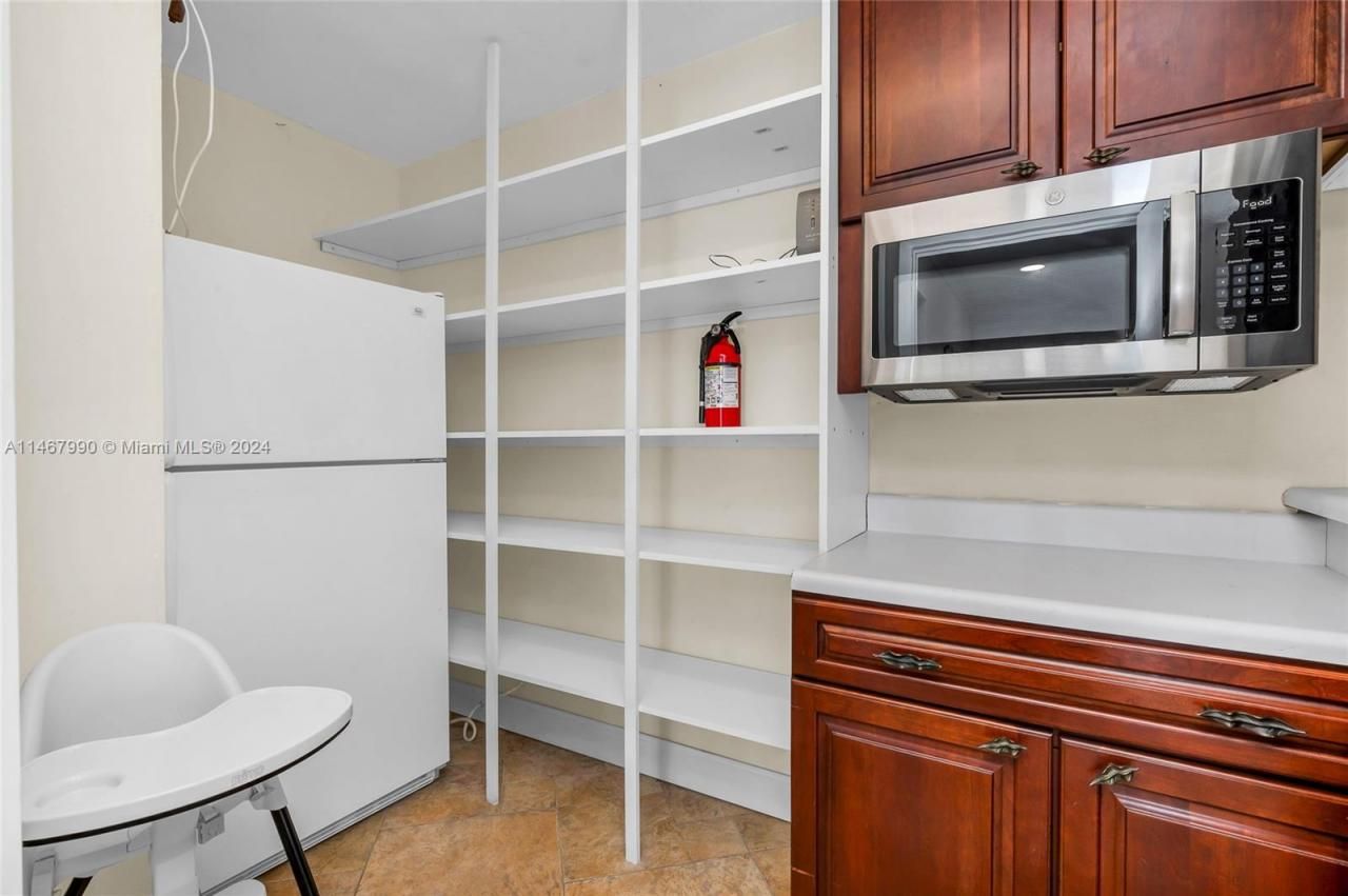 2500 NE 199th St, Miami, FL 33180 Photo