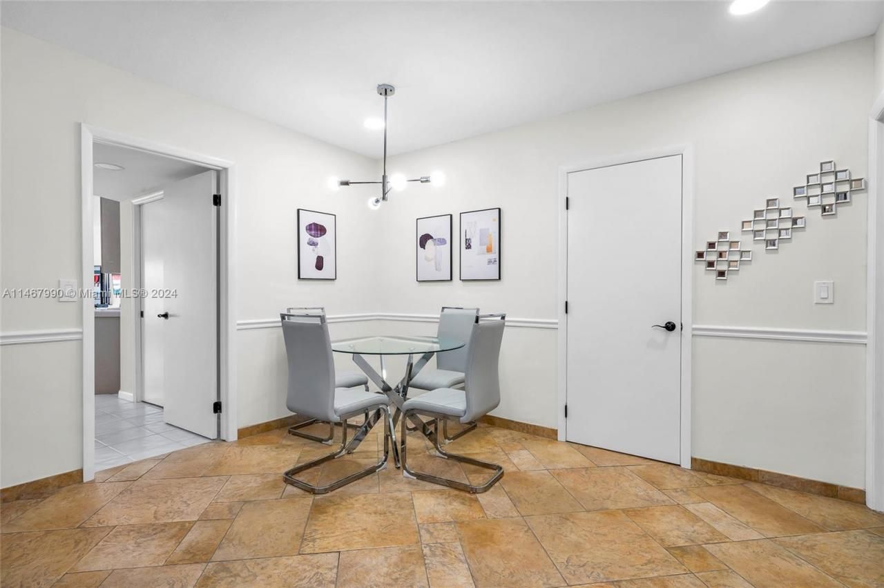 2500 NE 199th St, Miami, FL 33180 Photo